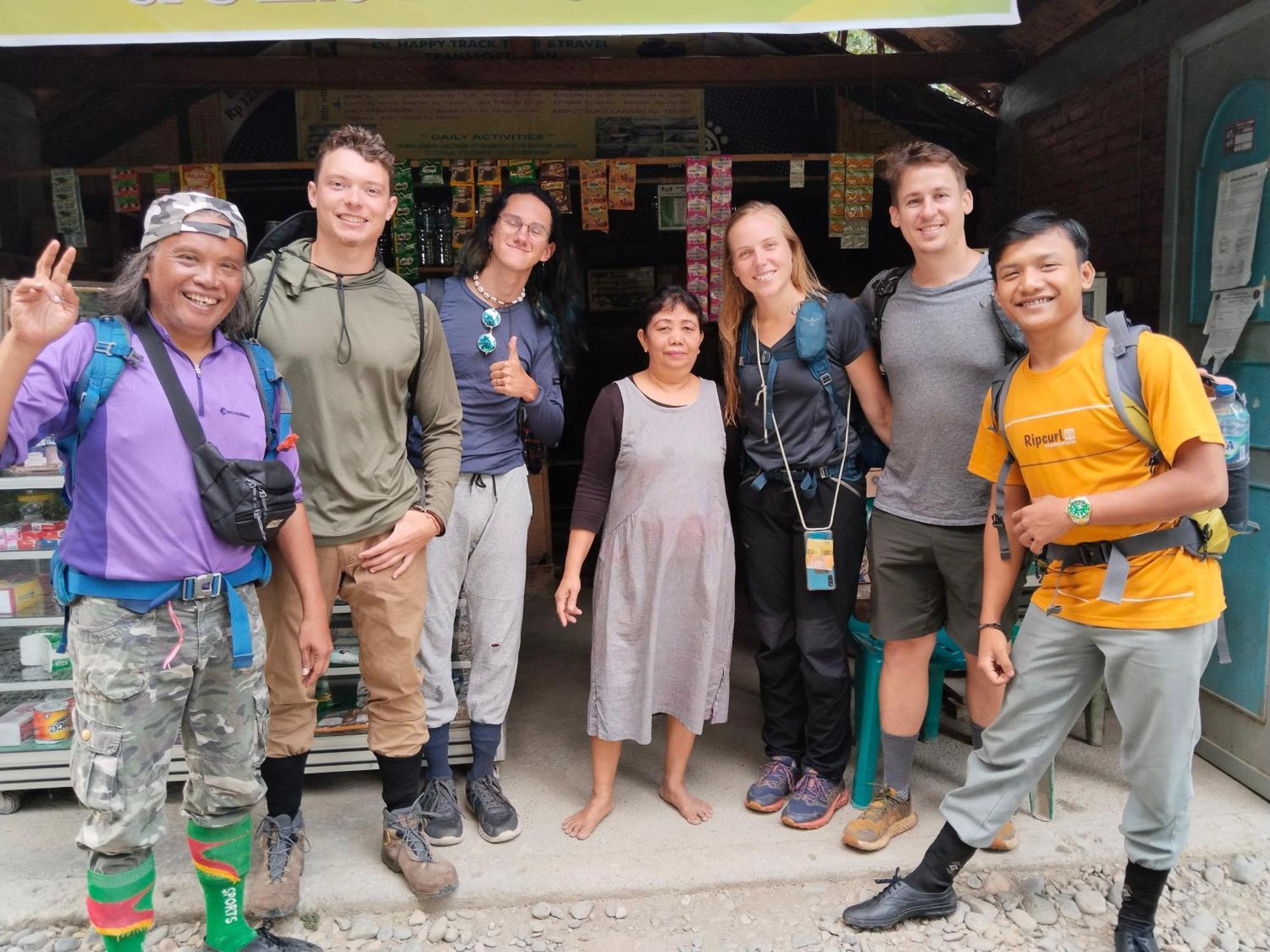 Jhony'S Backpacker-Guest House Only Stay Here Book Treking With Us Bukit Lawang Esterno foto