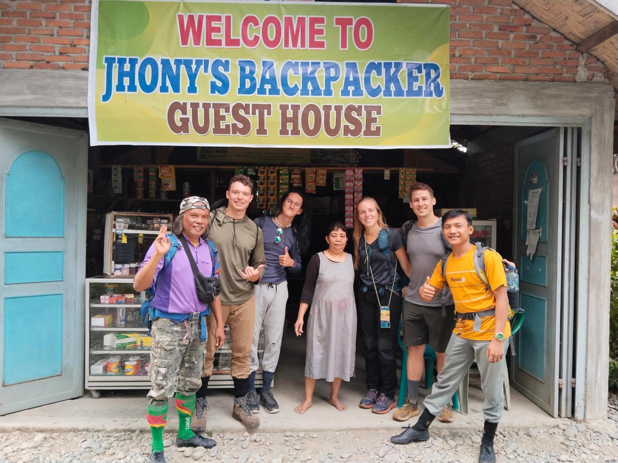 Jhony'S Backpacker-Guest House Only Stay Here Book Treking With Us Bukit Lawang Esterno foto