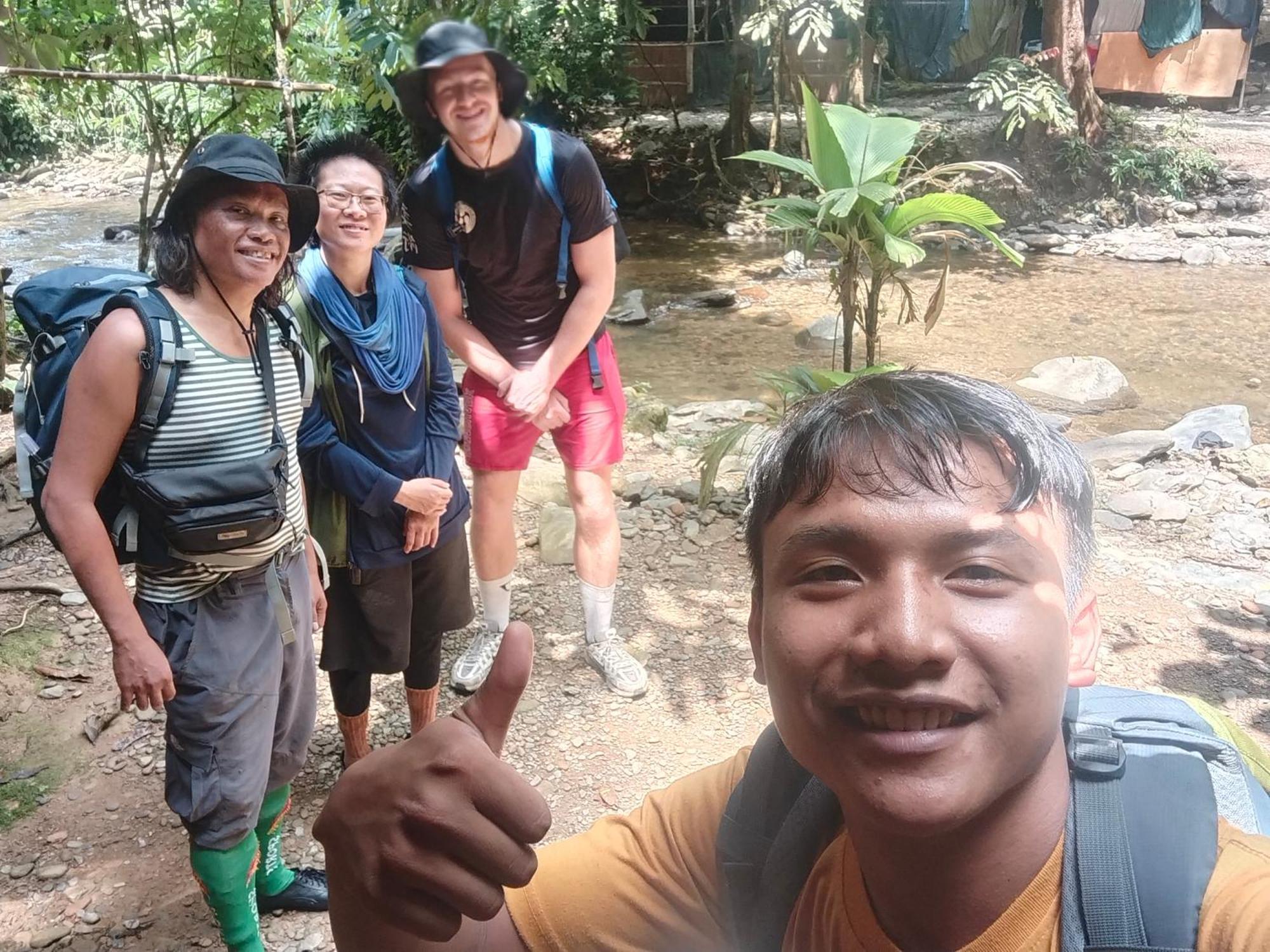 Jhony'S Backpacker-Guest House Only Stay Here Book Treking With Us Bukit Lawang Esterno foto