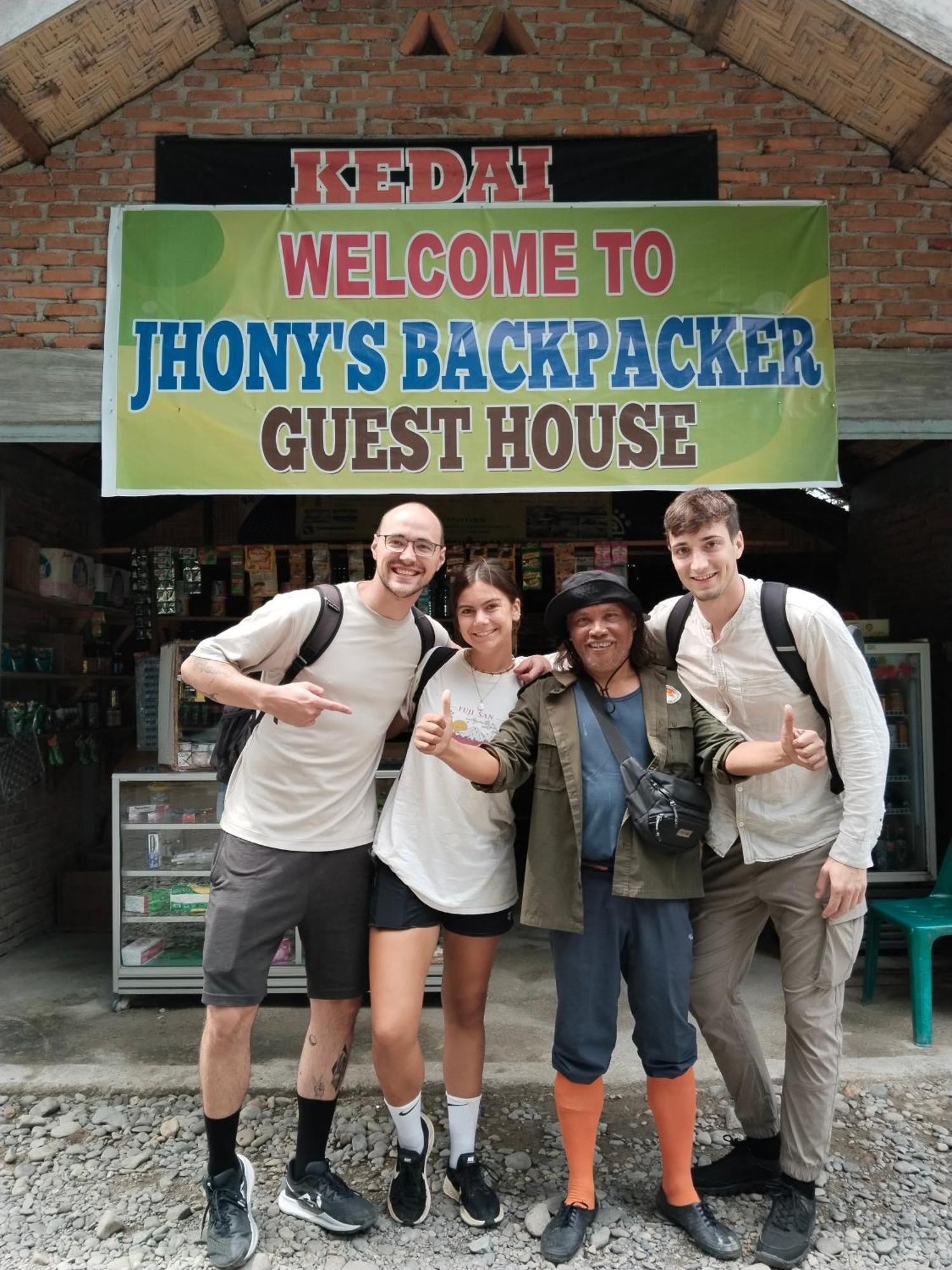 Jhony'S Backpacker-Guest House Only Stay Here Book Treking With Us Bukit Lawang Esterno foto
