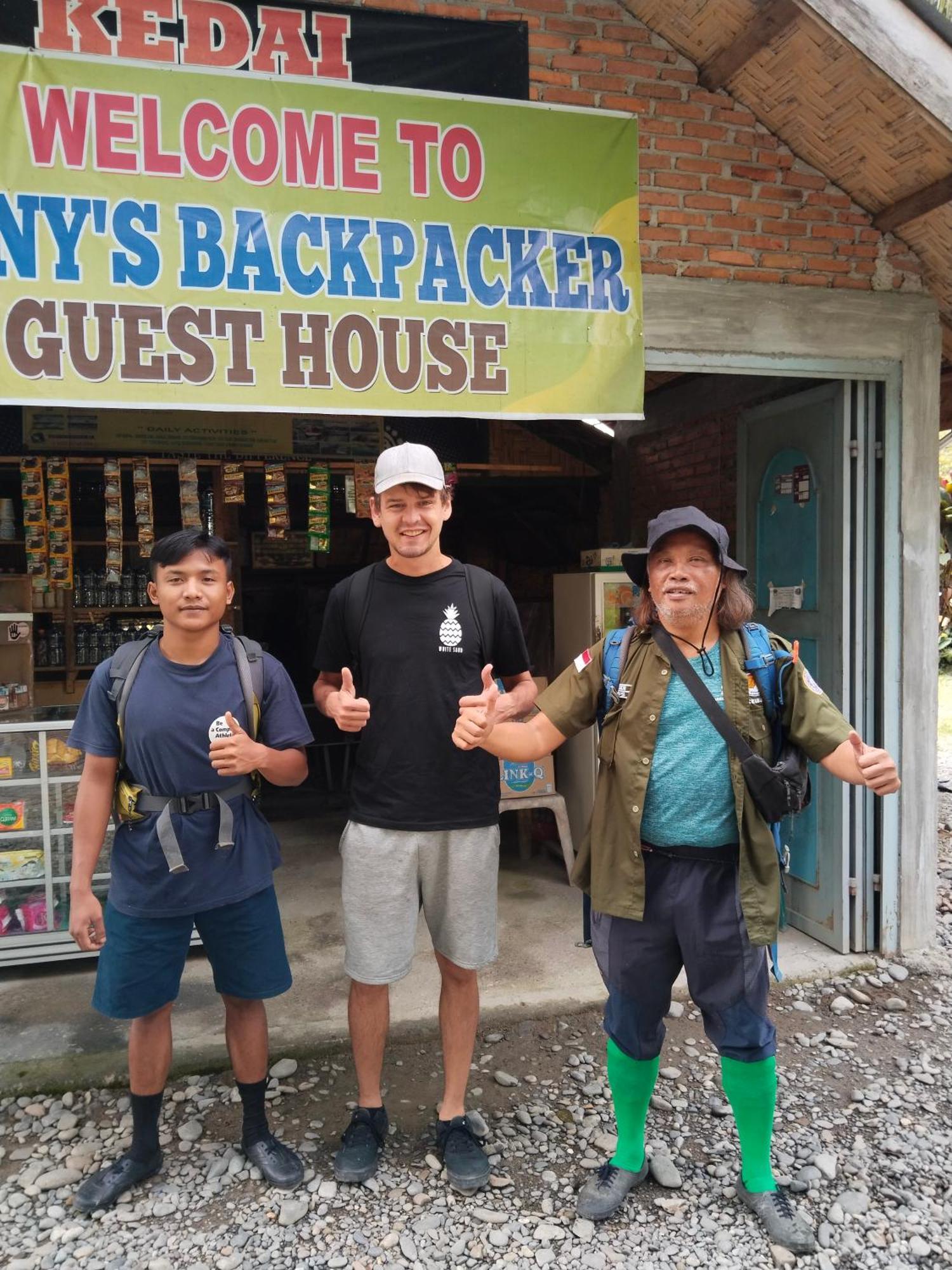Jhony'S Backpacker-Guest House Only Stay Here Book Treking With Us Bukit Lawang Esterno foto