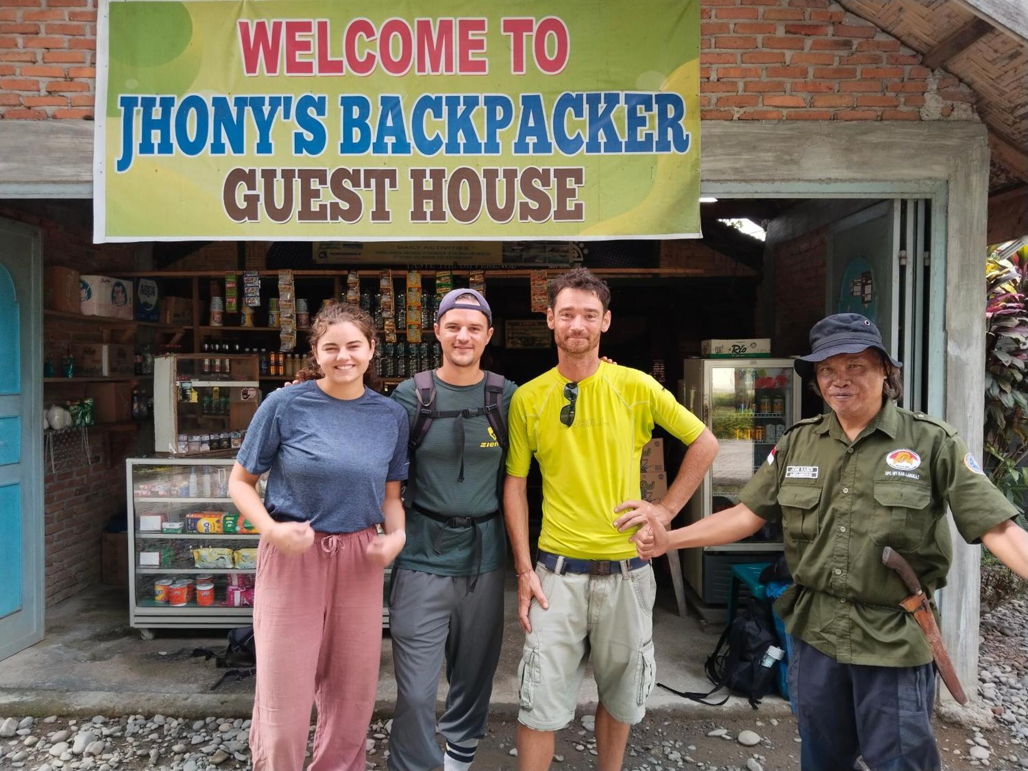 Jhony'S Backpacker-Guest House Only Stay Here Book Treking With Us Bukit Lawang Esterno foto